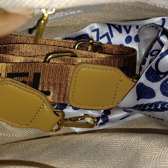 Luxury designer crosstitch soft pink leather dr bag with crossbody strap. - Picture 5 of 6